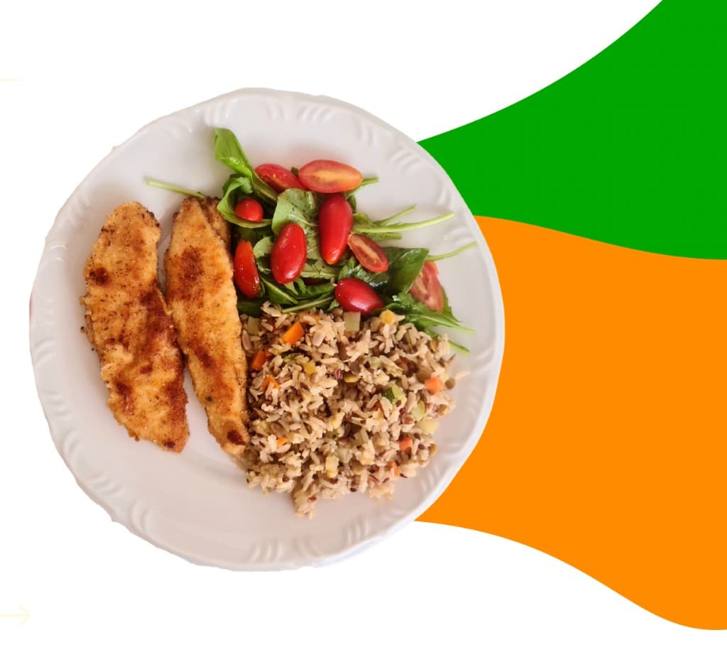 Refeição balanceada — frango, arroz, legumes e salada